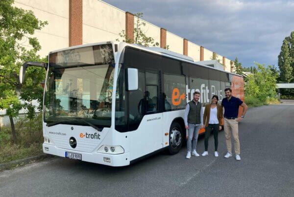 Alexander Lietz, Johanna Brunner und Piotr Fengler neben einem etrofit Bus