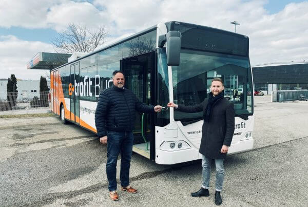 Alexander Lietz übergibt den Schlüssel eines pepper Elektrobusses