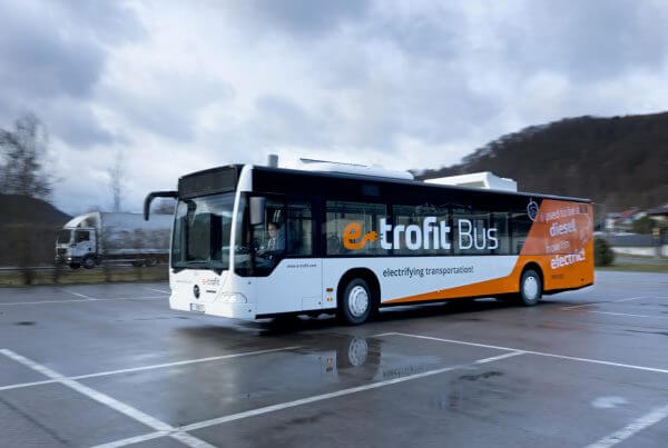 Der etrofit Bus im alten Design auf einem Parkplatz