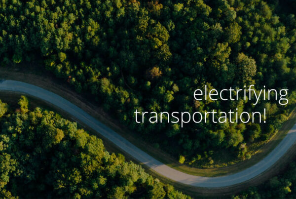 Stimmungsbild einer geschwungenen Straße durch einen Wald mit dem pepper Slogan electrifying transportation