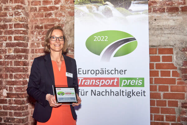 Vera Graubner hält den Europäischen Transportpreis für Nachhaltigkeit