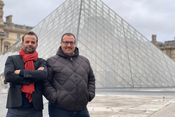 Arnaud Pigounides von REV und pepper CEO Andreas Hager vor dem Louvre in Paris