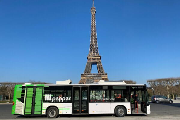 Der pepper Bus vor dem Eiffelturm in Paris