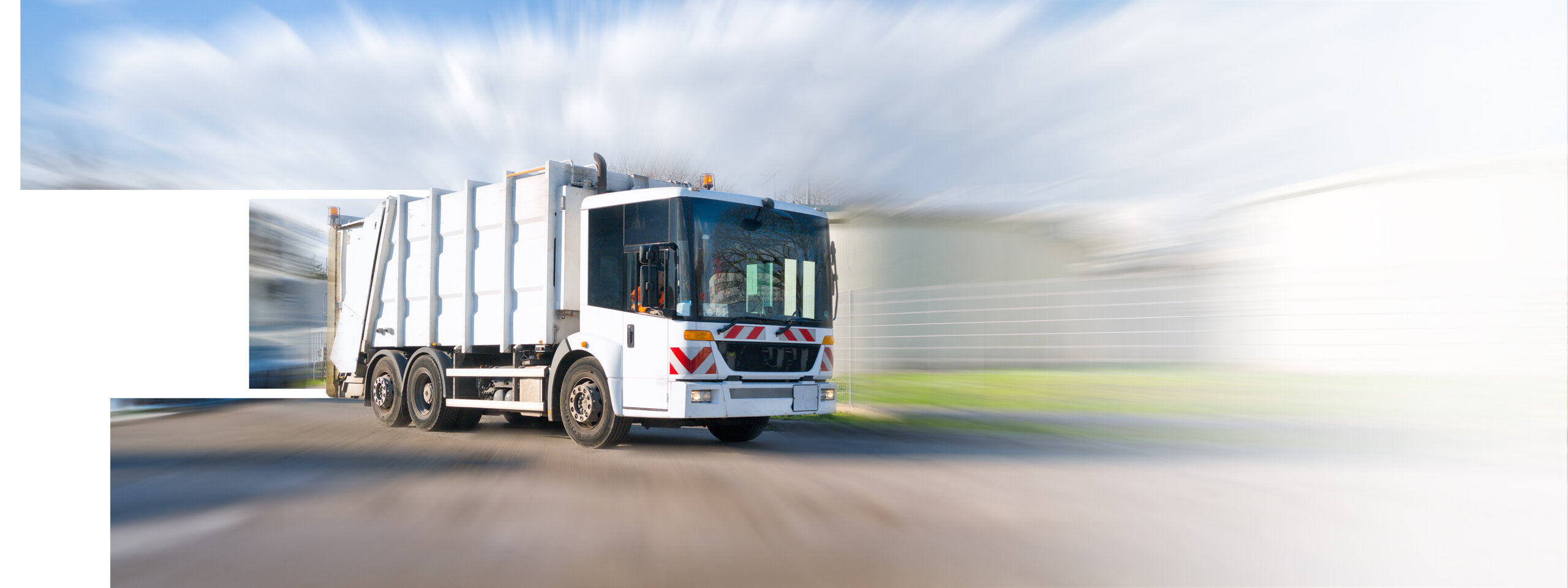 Ein von pepper elektrifizierter Müllwagen mit Elektromotor oder Wasserstoffmotor fährt vor einem Industriegelände